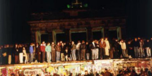 Menschen auf der Berliner Mauer - Mauerfall 1989